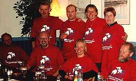 De ploeg uit Katlijk in Bereloop-shirts. Van links naar rechts achter: Jaap Sikkema (Nieuwehorne), Sander Talsma, Anny Feddema en Jannie, Jongsma (Jubbega). Voor: Yntze Jongsma, Yntze Hoekstra, Ellie Jongsma en Anne Jongsma.